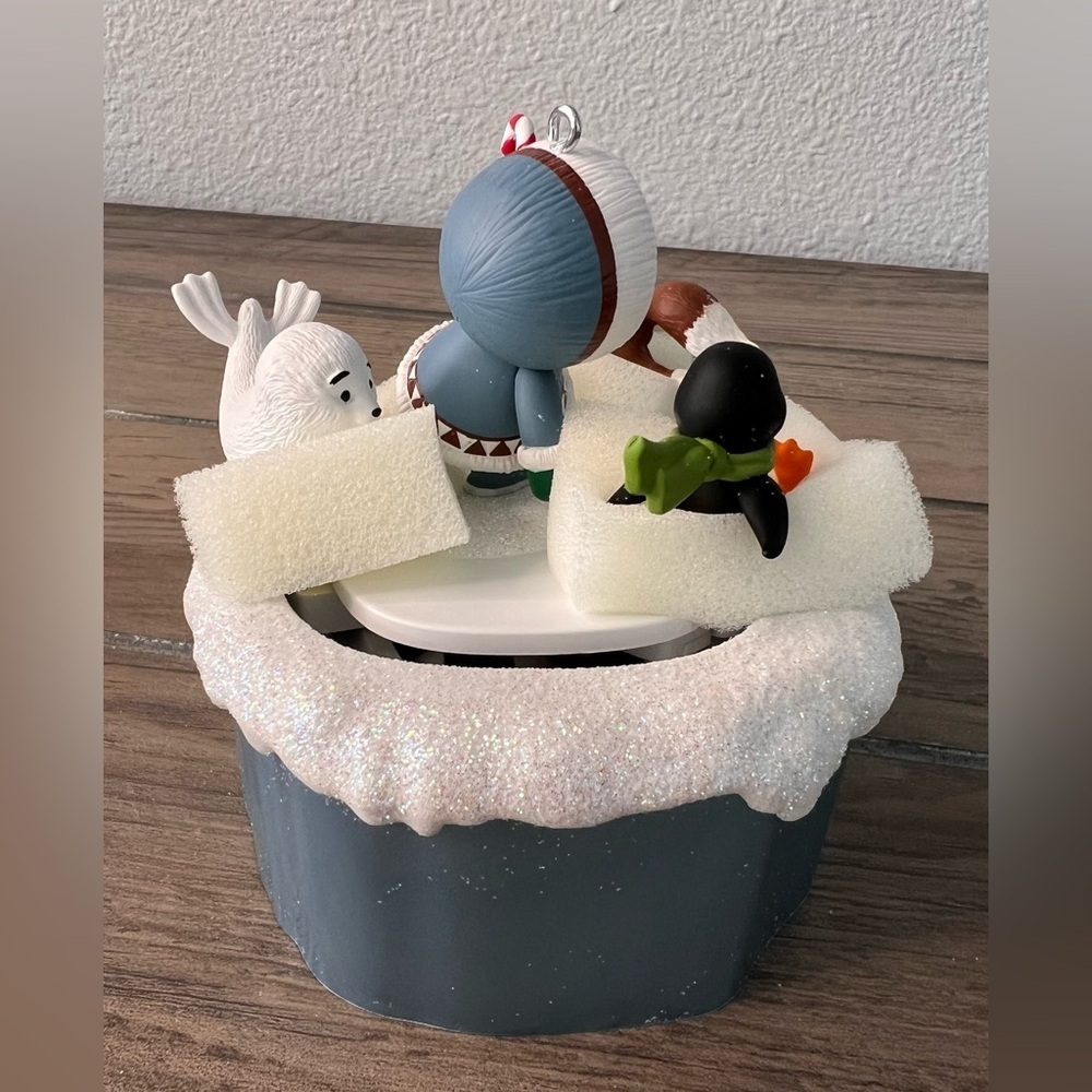 Hallmark NEW 2019 Christmas Ornament Frosty Friends 40th Anniversary with Motion - Picture 7 of 10